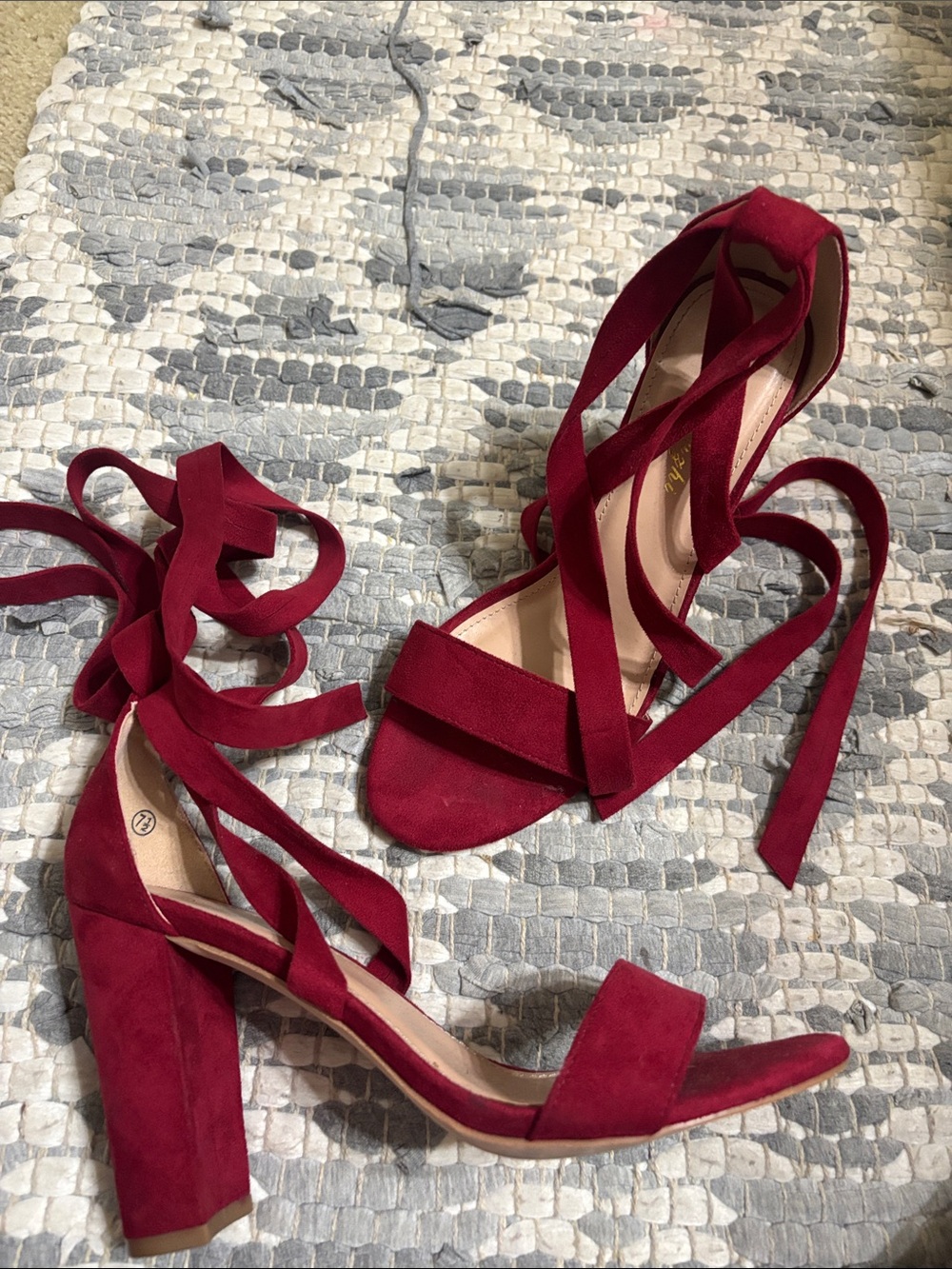 Maroon wrap heels - Picture 3 of 4